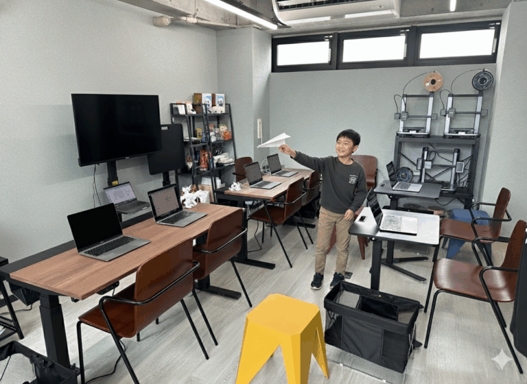 教室内で紙飛行機を飛ばす少年