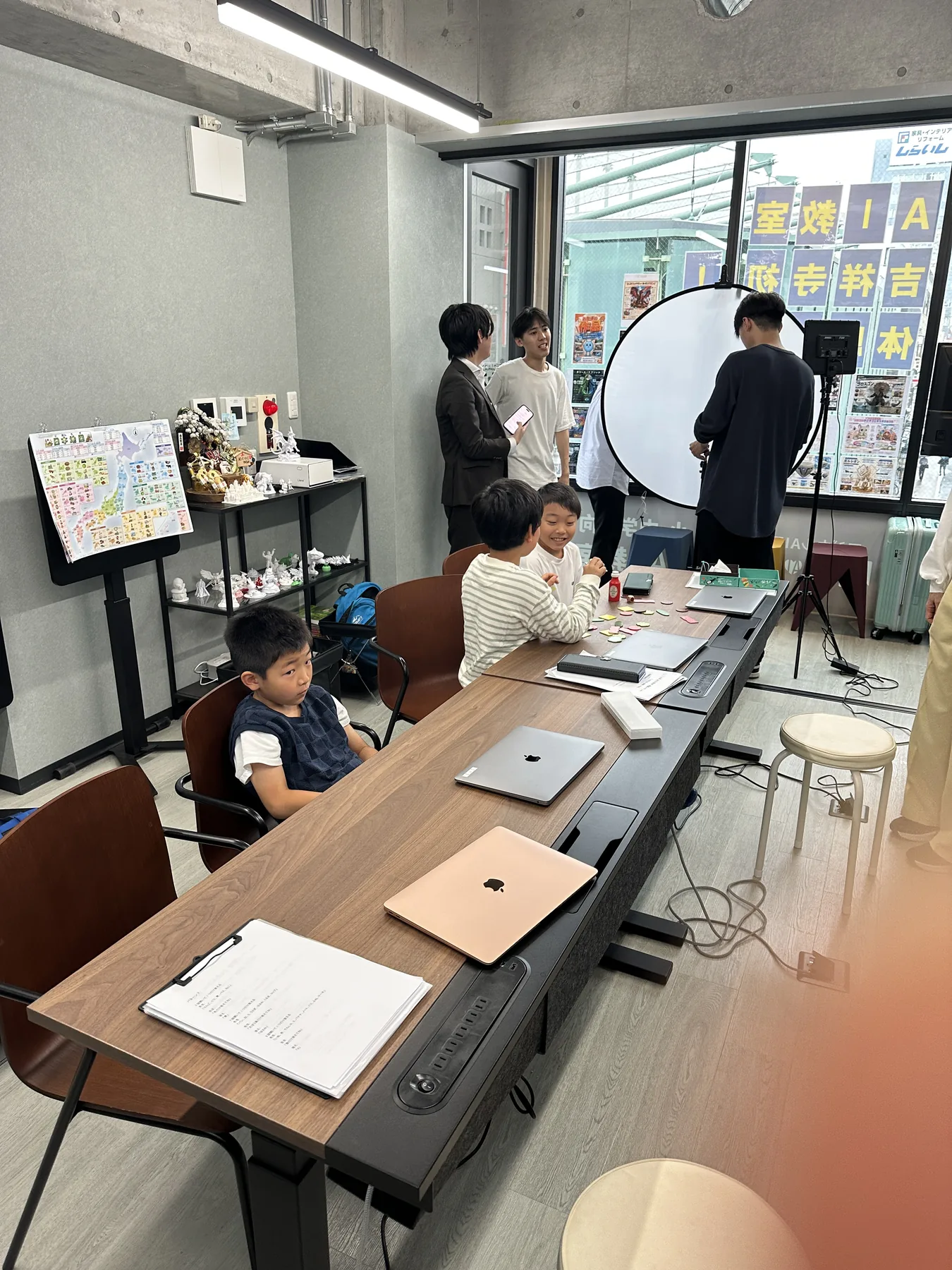 吉祥寺校の教室全体と授業風景