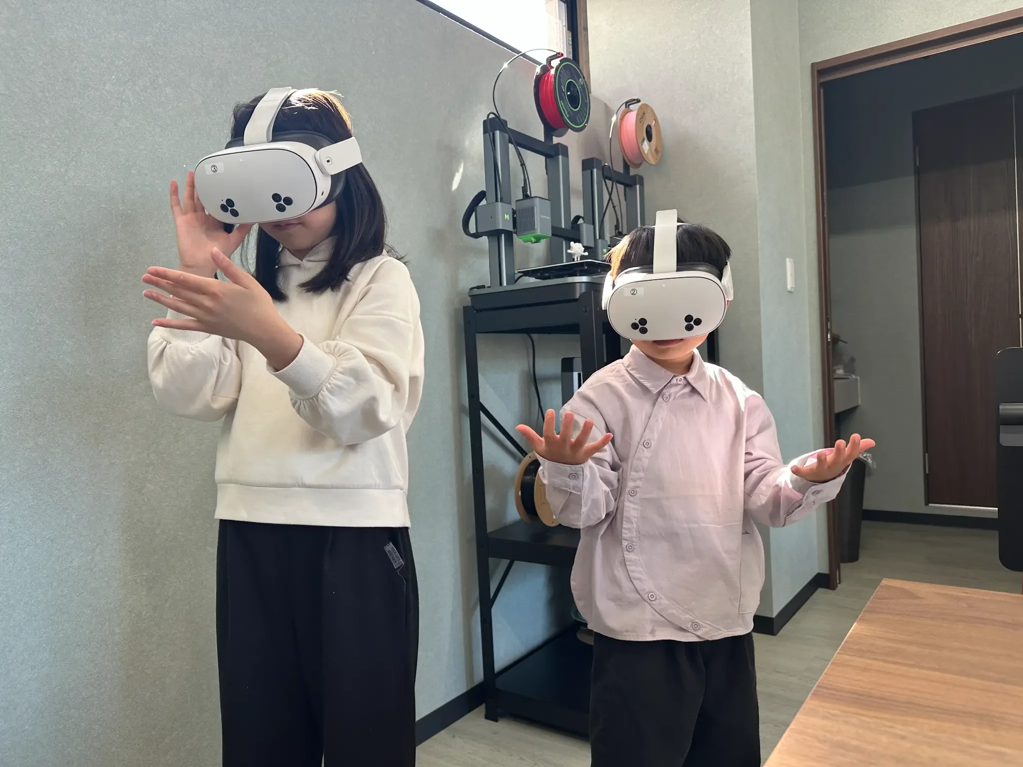 VRゴーグルを着けて体験に夢中になる子どもたち