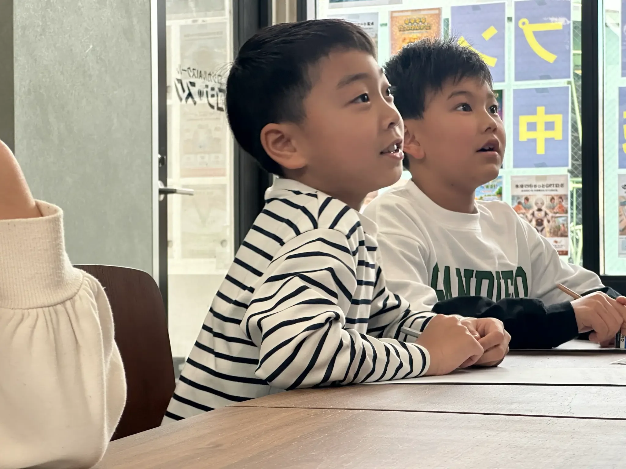 前を見て講師の話を聞く子どもたち