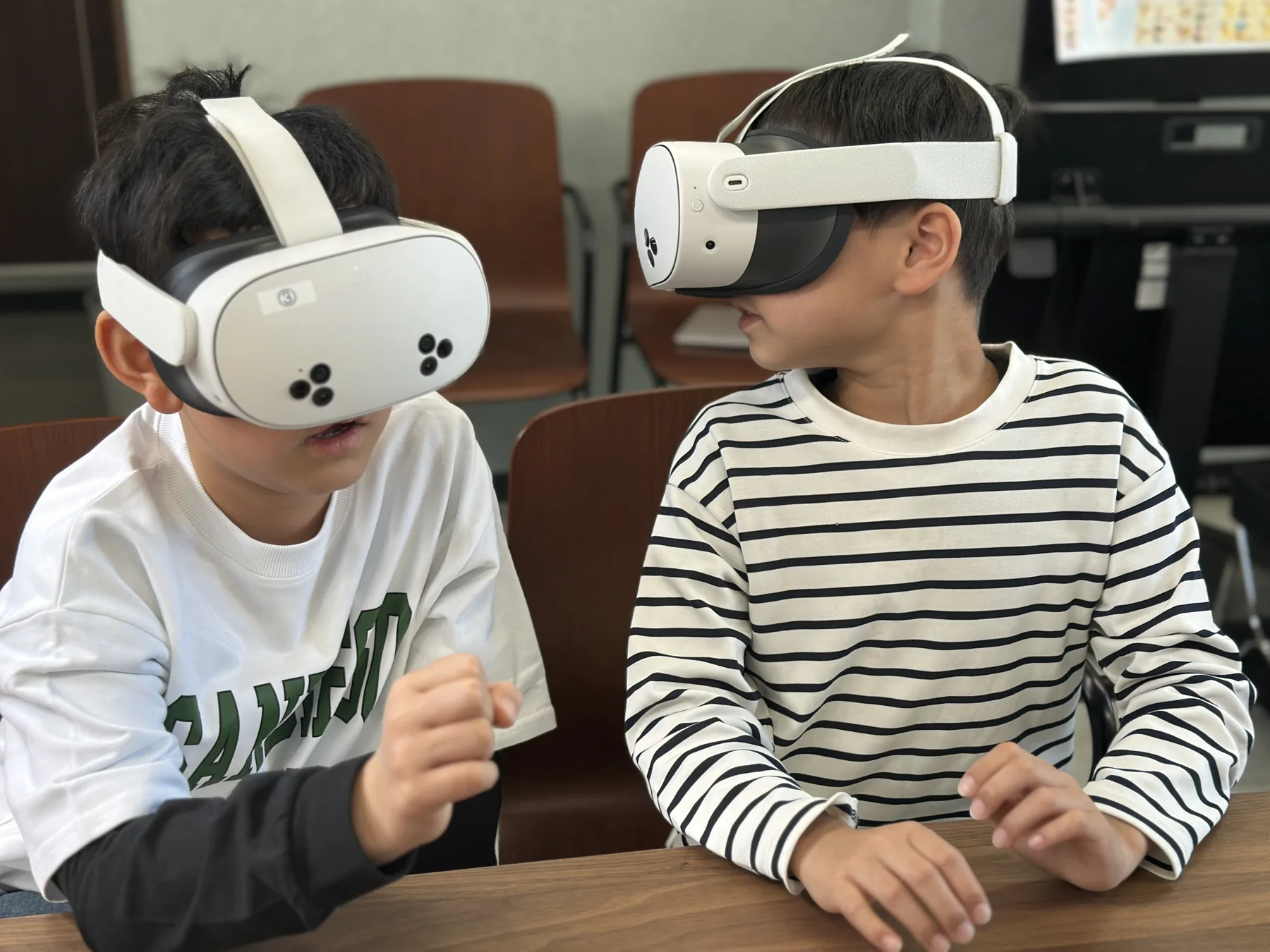 VRゴーグルを使って体験する子どもたち