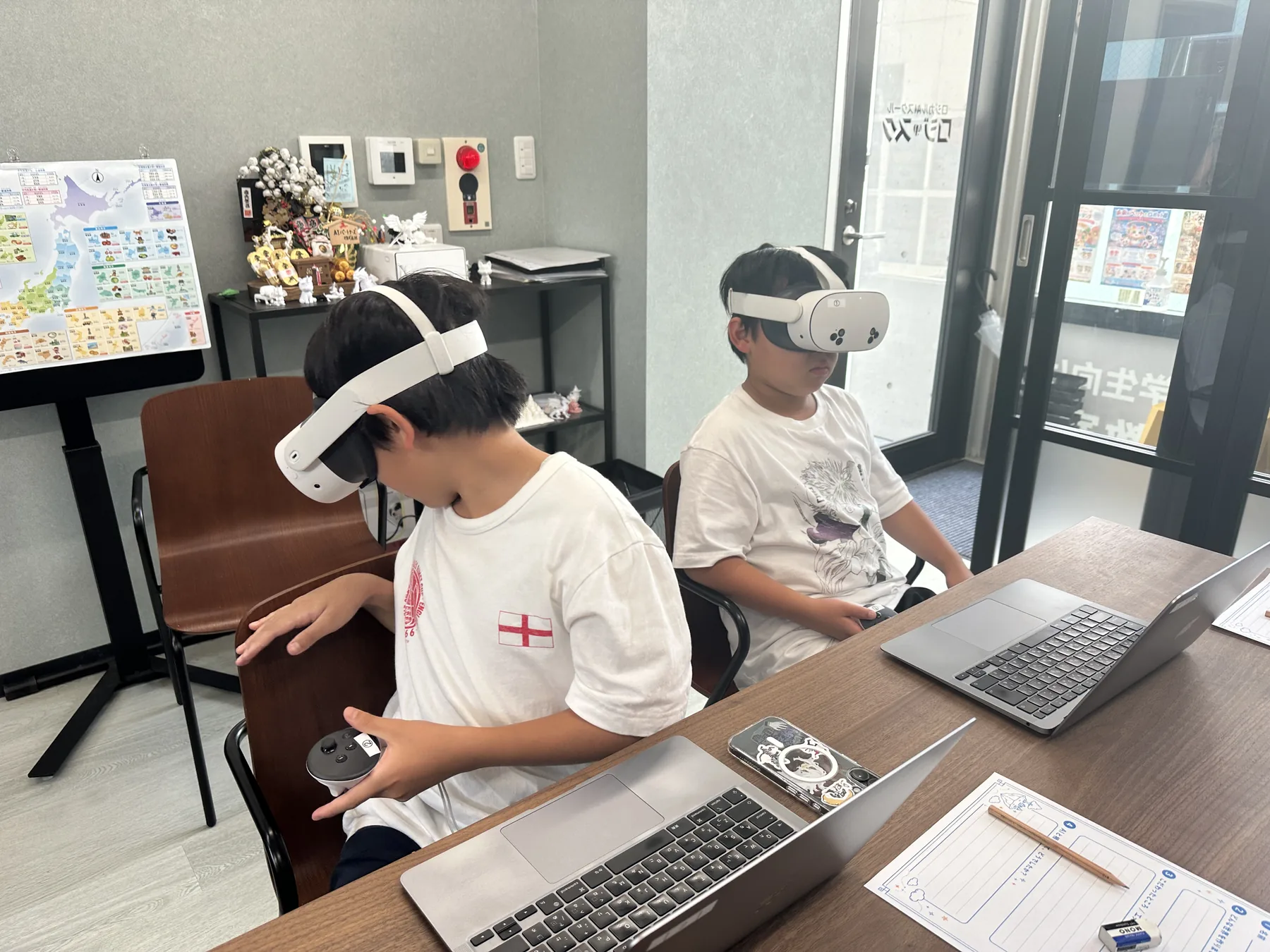 教室でVRを体験する子どもたち